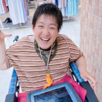 笑顔の女性トーキングエイドユーザー