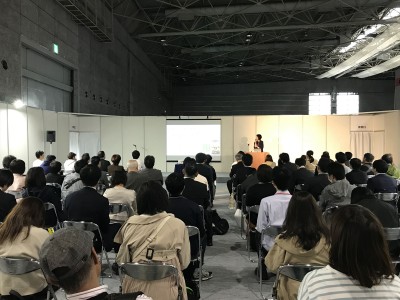 バリアフリー2019セミナー「AIが変える障害のある人の生活」の様子。講師は日本マイクロソフトの大島友子氏。